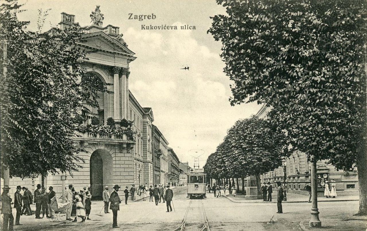 Tramvaj u Kukovićevoj ulici kod Vranyczanyjeve palače oko 1915. godine (današnja Hebrangova kod Nacionalnog muzeja moderne umjetnosti)